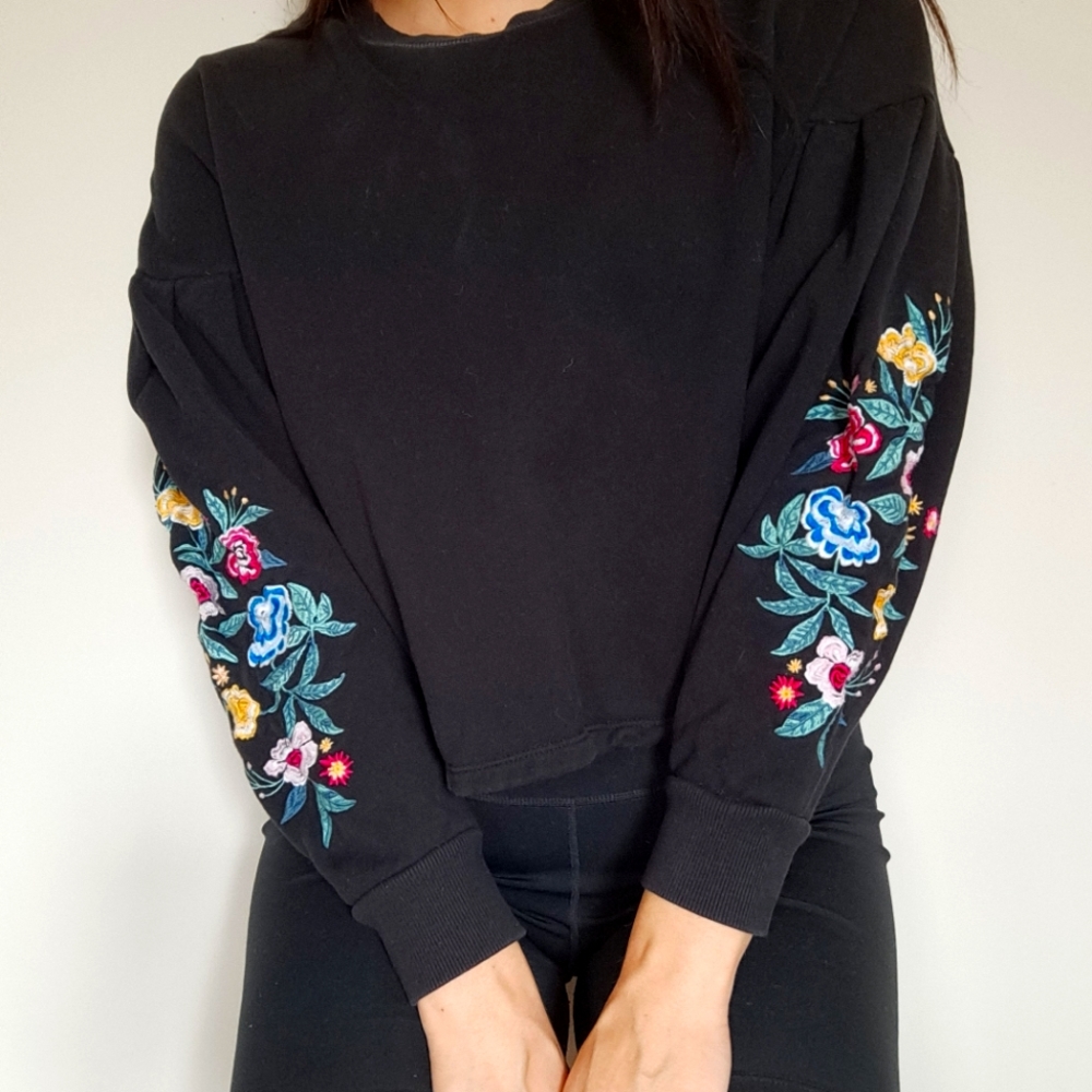 Cropped black floral sleeve pullover